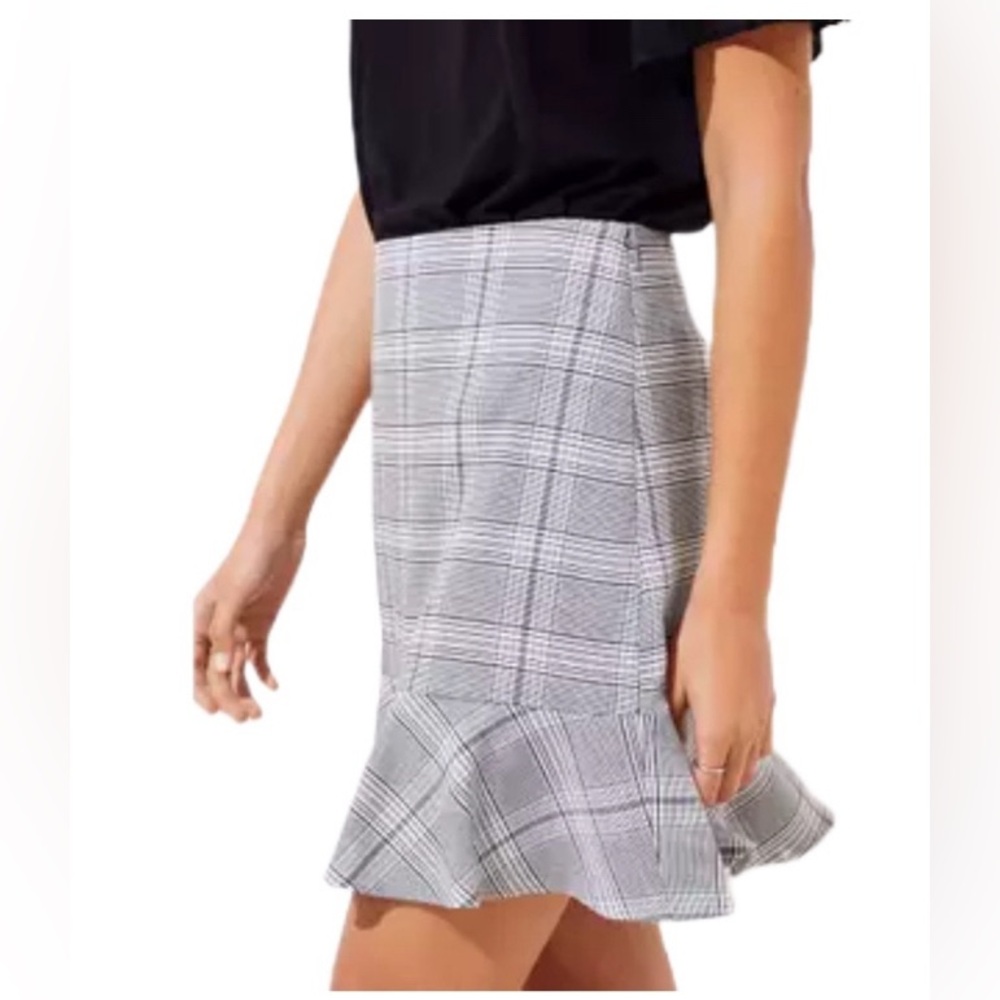 LOFT LIGHT GREY, PINK AND WHITE PLAID FLOUNCE SKIRT SIZE 4
